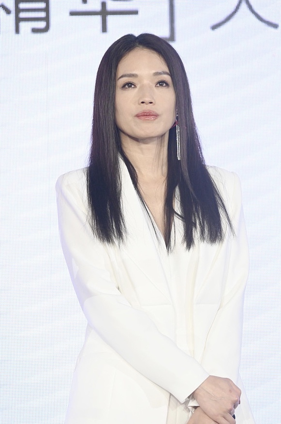舒淇披散长发穿职业装 女人味十足