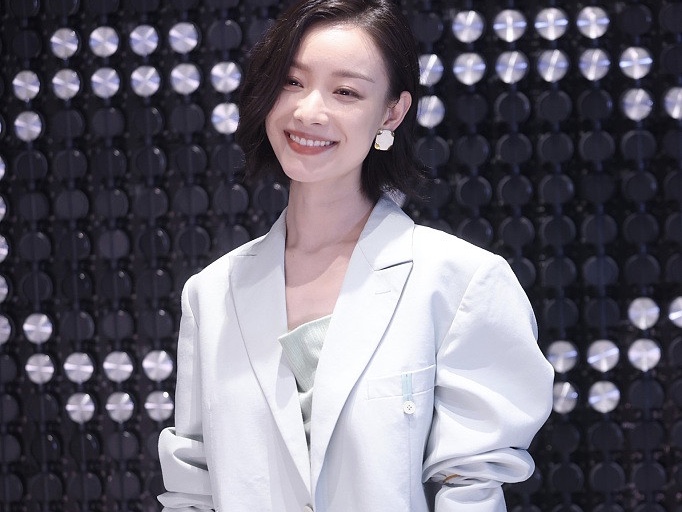倪妮穿薄荷绿套装清新靓丽 美腿迷人