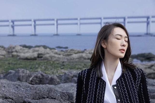 童瑶深色系知性范亮相气质高贵 格调简约