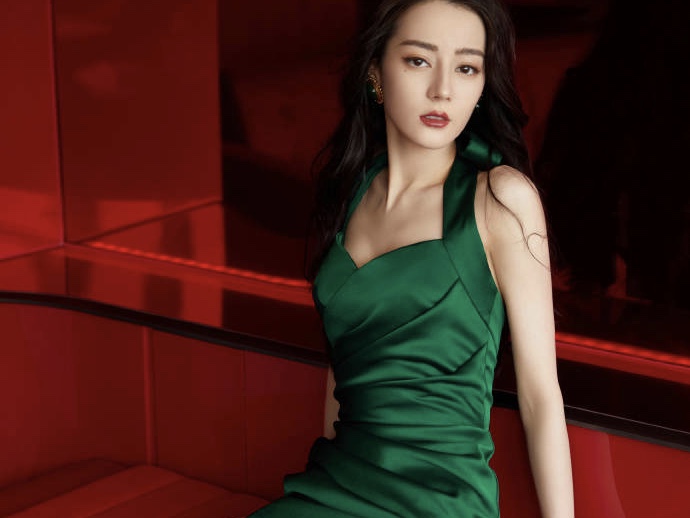 迪丽热巴墨绿长裙优雅动人 妩媚吸睛
