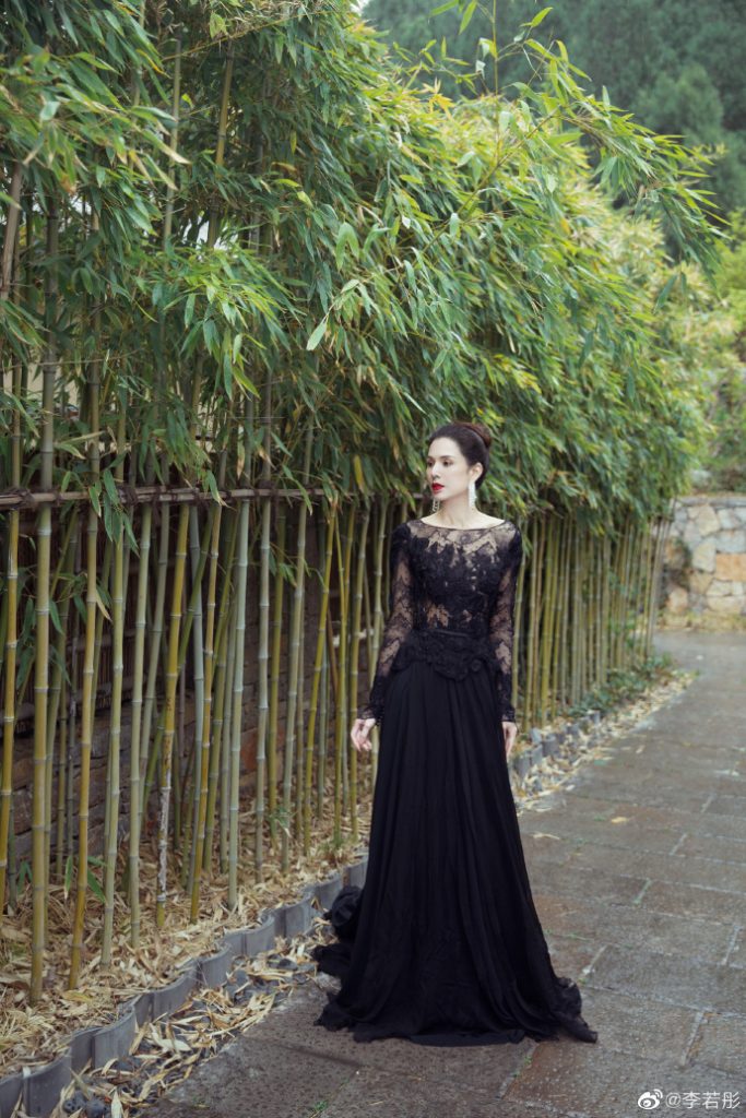 姑姑依旧美！李若彤晒美照 穿黑裙涂红唇