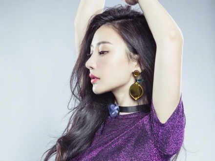 柳岩穿紫色套装尽显完美身材 曲线妖娆