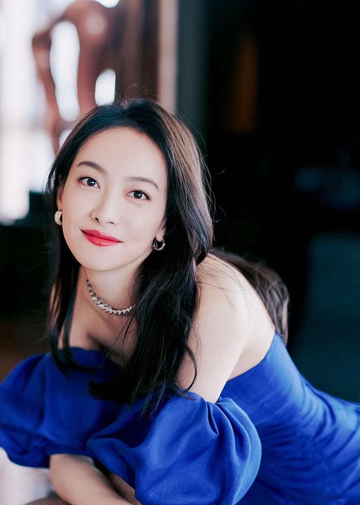 宋茜穿抹胸蓝裙秀曲线 拿鲜花明艳动人