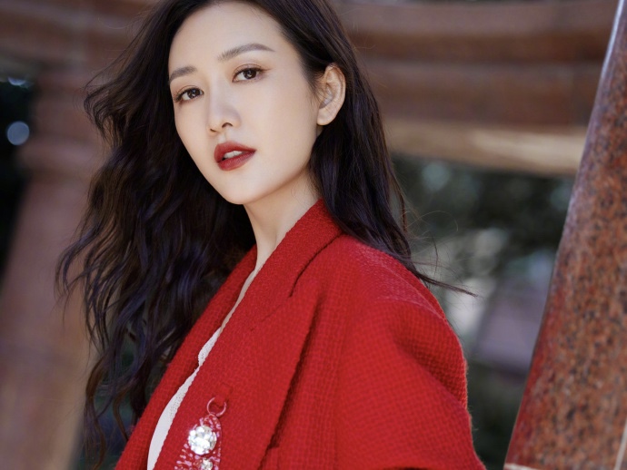 王鸥穿红西装秀美腿 气质高贵妩媚迷人