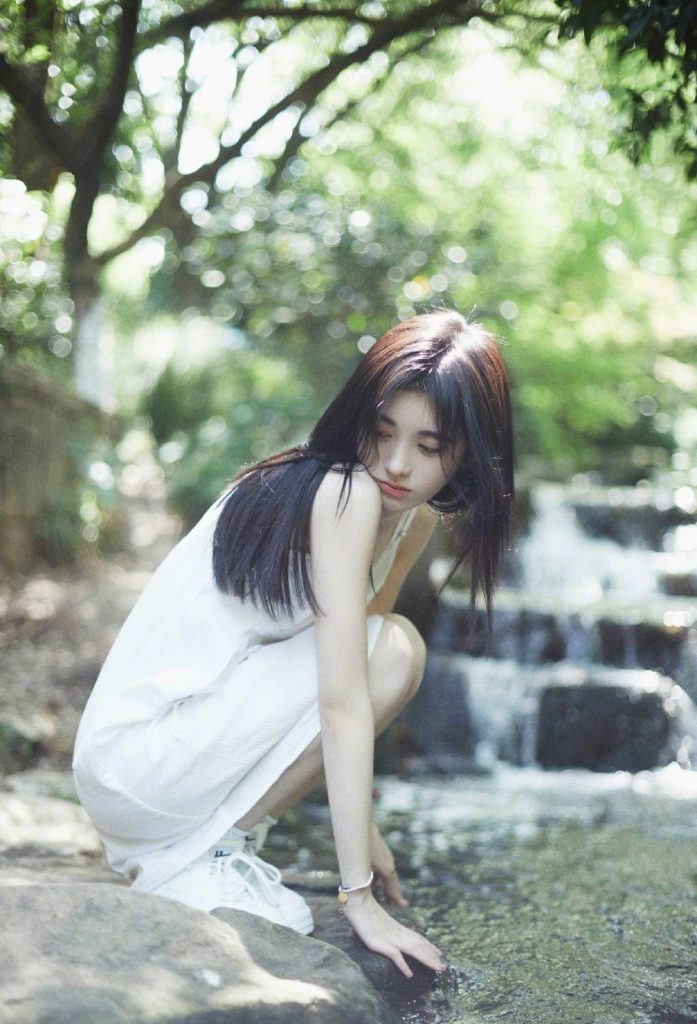 鞠婧祎穿清新白色连衣裙 造型甜如初恋