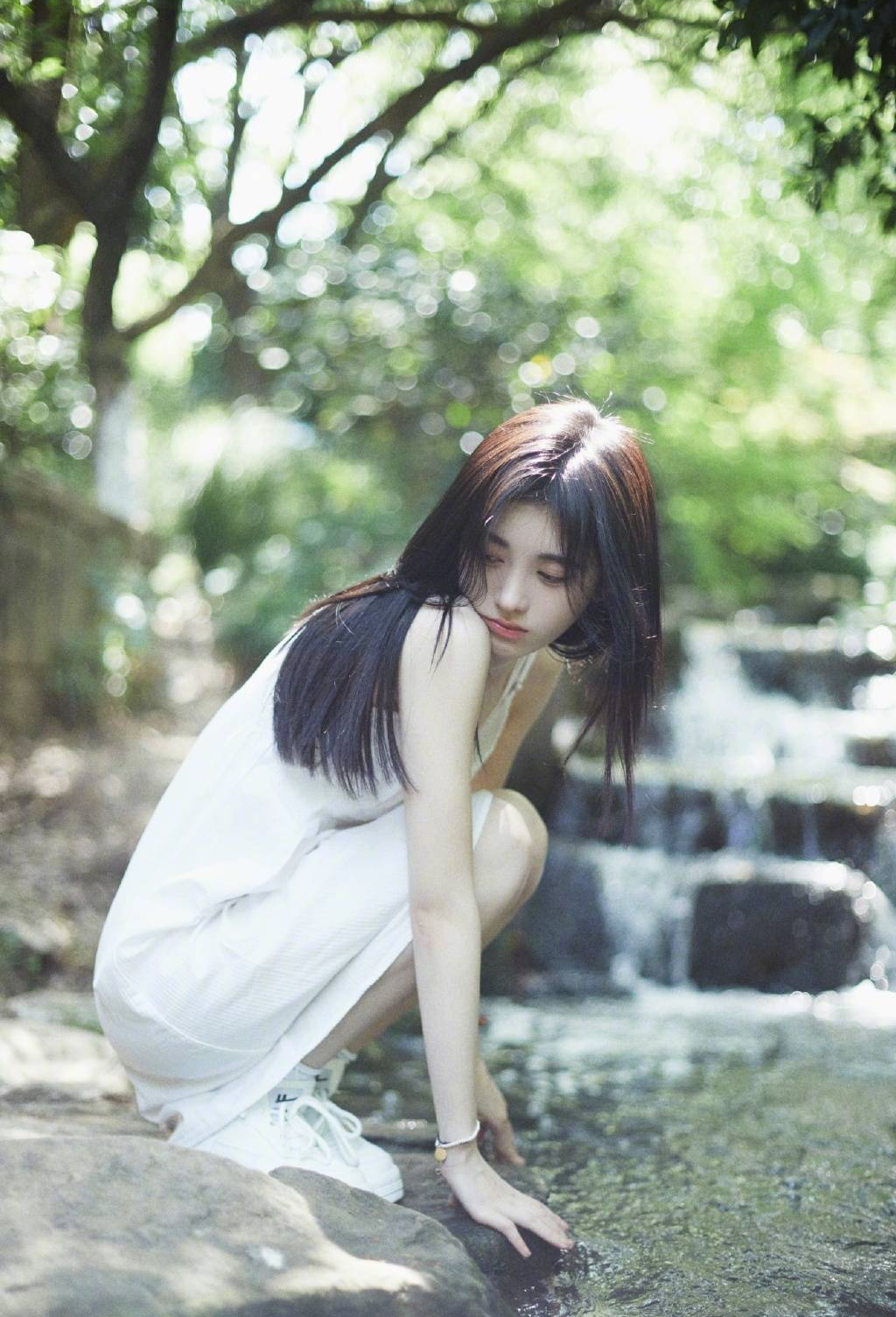 鞠婧祎穿清新白色连衣裙 造型甜如初恋