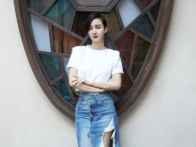 张歆艺短发干练气质超A 穿牛仔裙秀白皙美腿