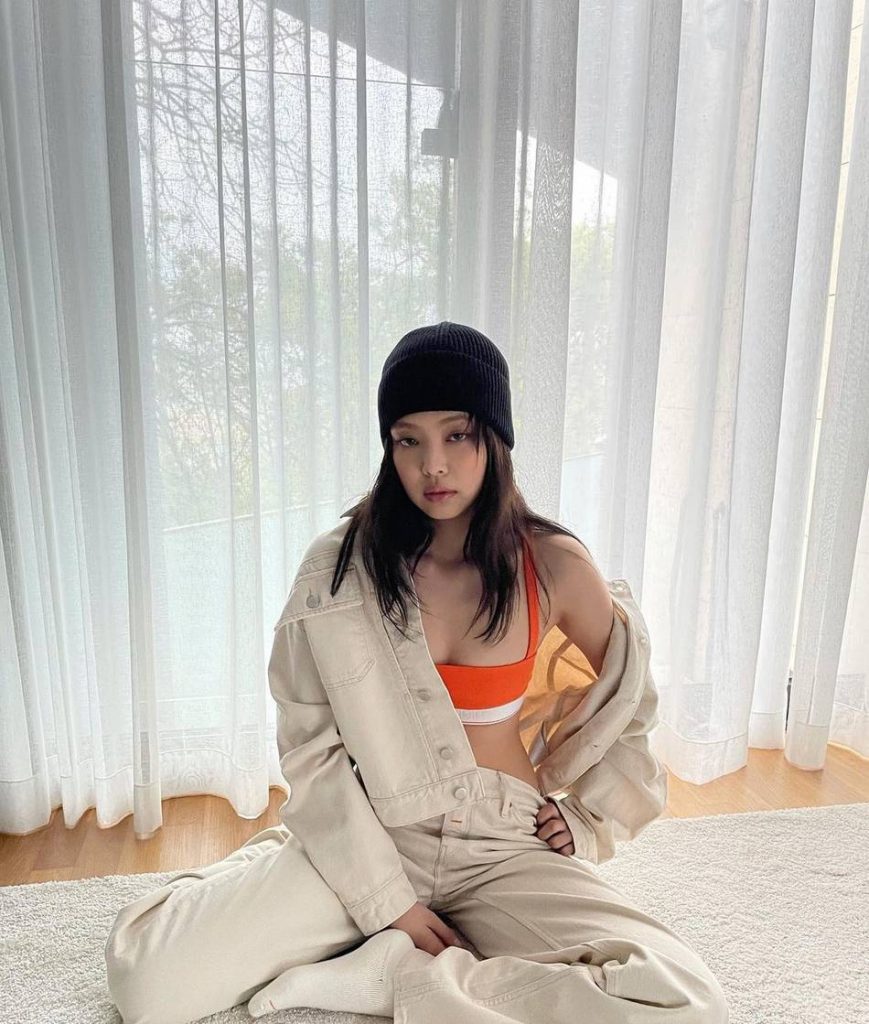 Jennie大方晒性感美照 露背回眸超撩人