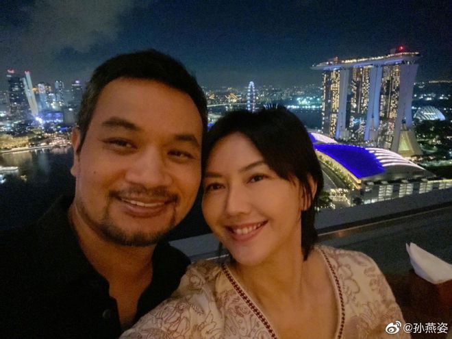孙燕姿与老公甜蜜合影 结婚十周年罕见秀恩