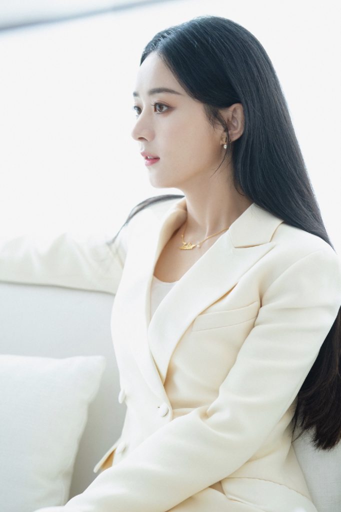 离婚后更美了！赵丽颖穿奶白西装温柔干练