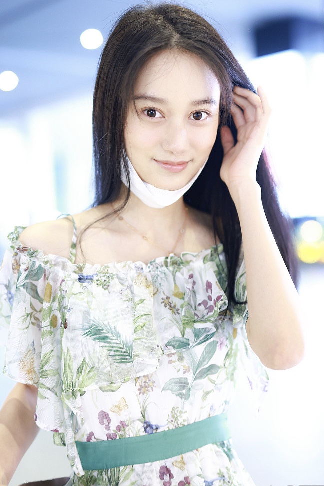 初恋的感觉！“艺考状元”夏梦穿花裙秀香肩