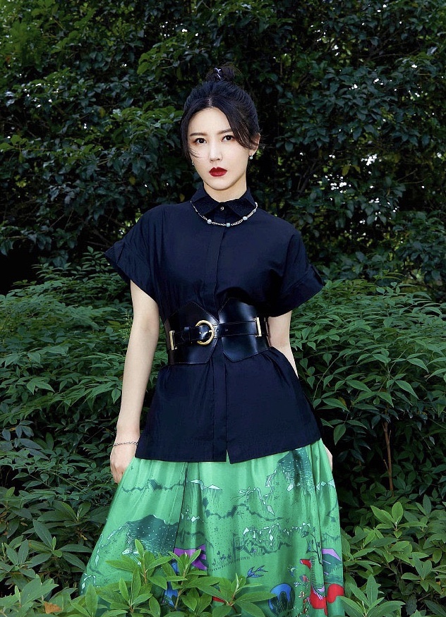 杨子姗写真活力满满 娇艳红唇美颜暴击