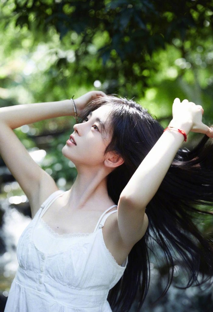 鞠婧祎穿清新白色连衣裙 造型甜如初恋
