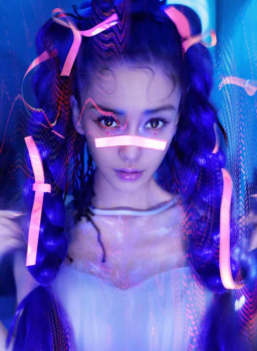 baby荧光幻境大片曝光 充满神秘未来感