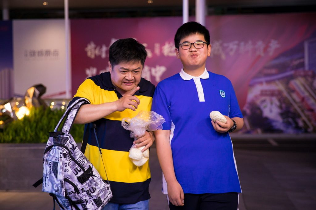直面当下教育痛点,电影《我不是学霸》在深取景拍摄