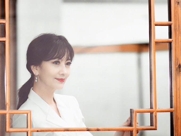 赵雅芝庭院写真曝光 红唇优雅气质温婉如兰