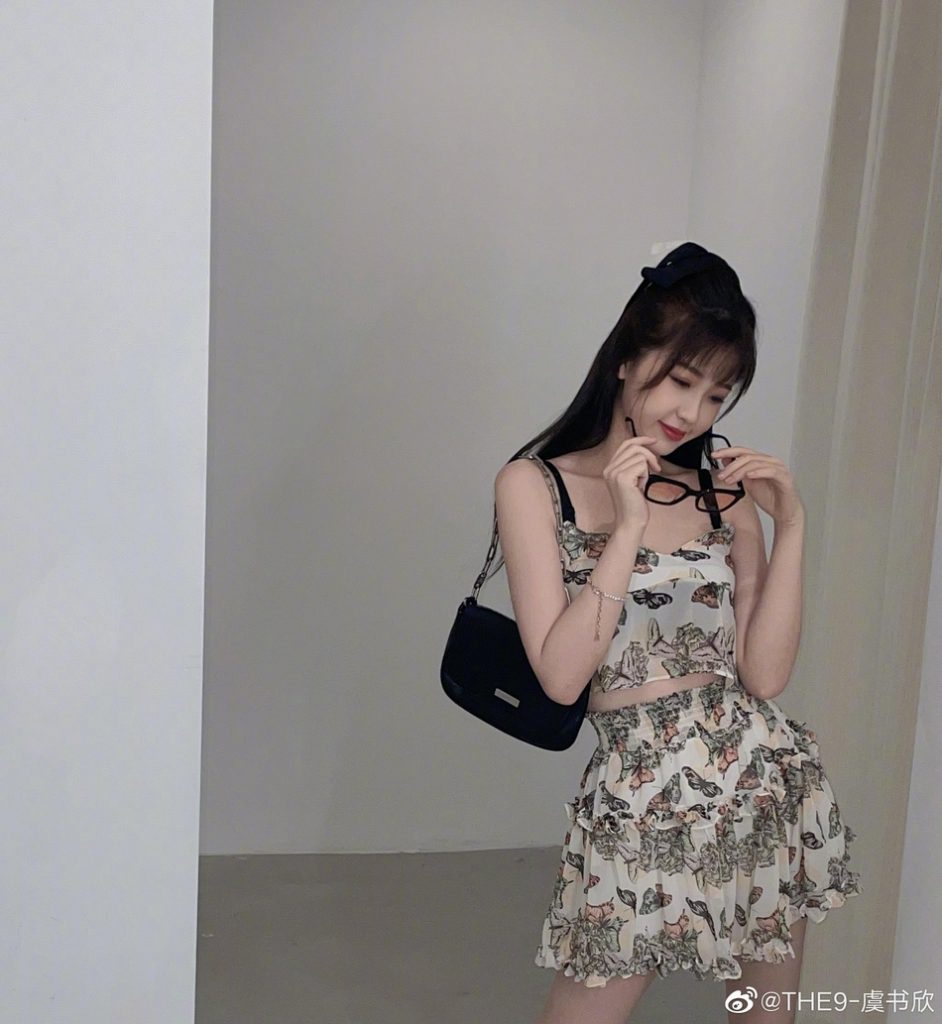 虞书欣晒美照自称横店千颂伊 俏皮可爱