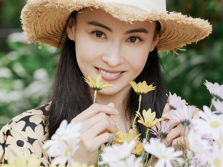张柏芝晒出靓丽春游照 穿碎花衬衫手捧花束