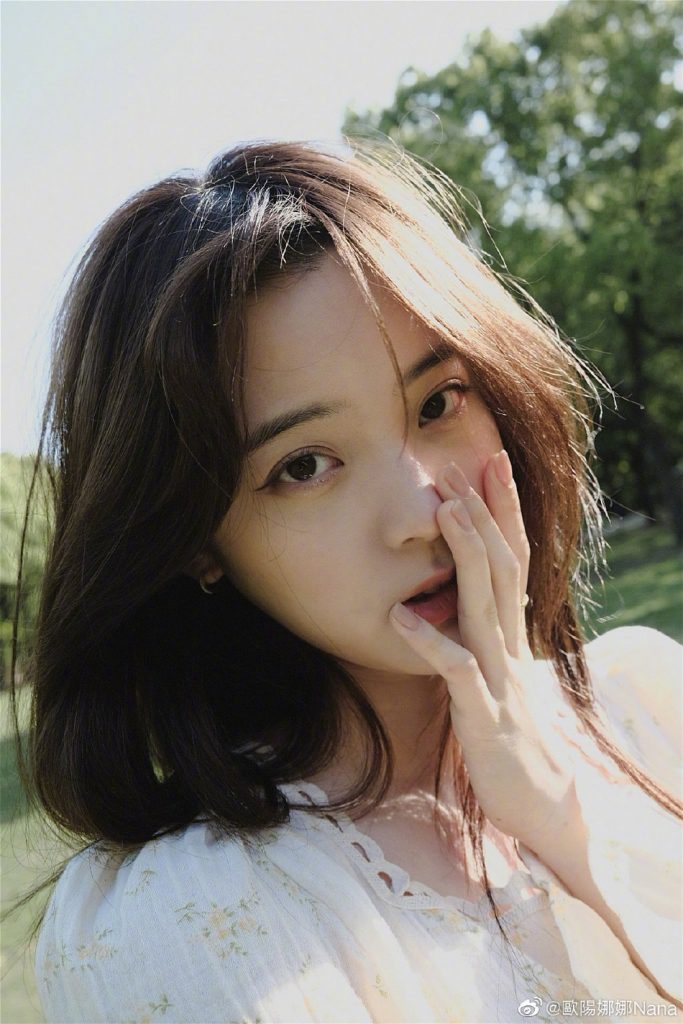欧阳娜娜晒美照不惧怼脸特写 甜笑元气十足