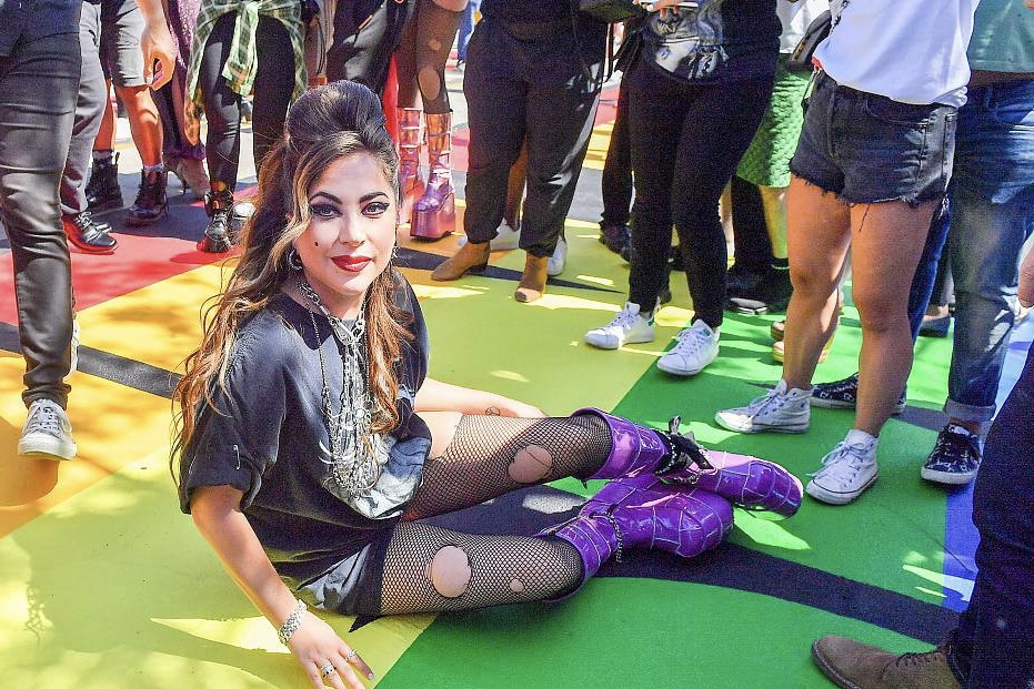 Lady Gaga躺地演出 破洞渔网袜配驴蹄鞋抢镜