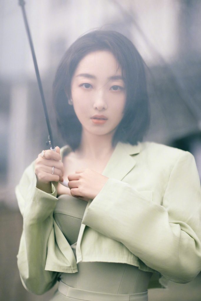 蒋梦婕天台撑伞大片释出 穿抹胸裙极具浪漫