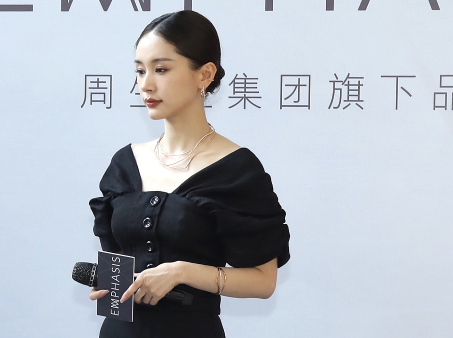 王子文被爱情滋润光彩照人 露锁骨优雅干练