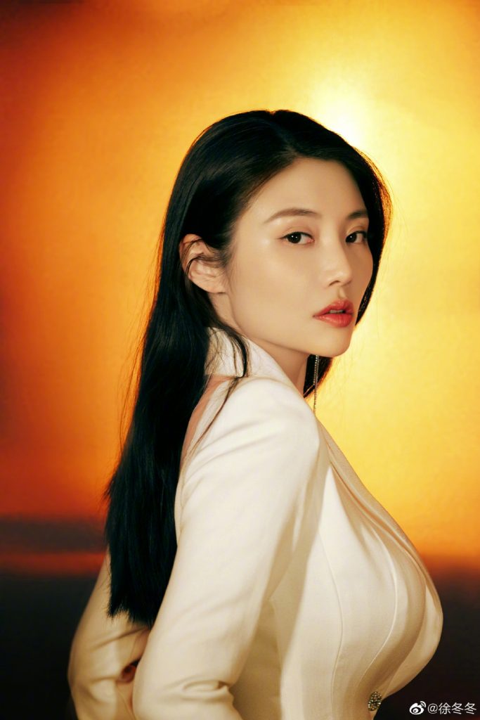 徐冬冬氛围感大片曝光 穿白裙曲线凹凸有致