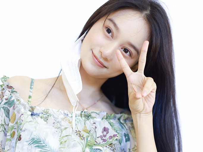 初恋的感觉！“艺考状元”夏梦穿花裙秀香肩