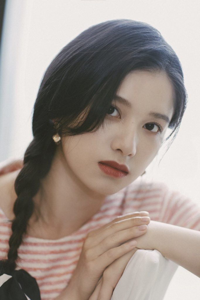 新晋校园女神！张婧仪穿白裙清纯灵动