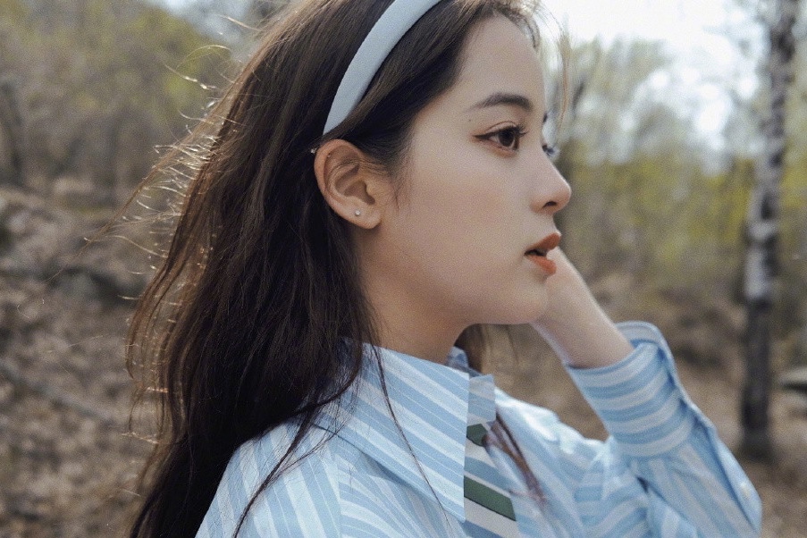 欧阳娜娜晒美照 蓝白衬衫配百褶裙青春元气