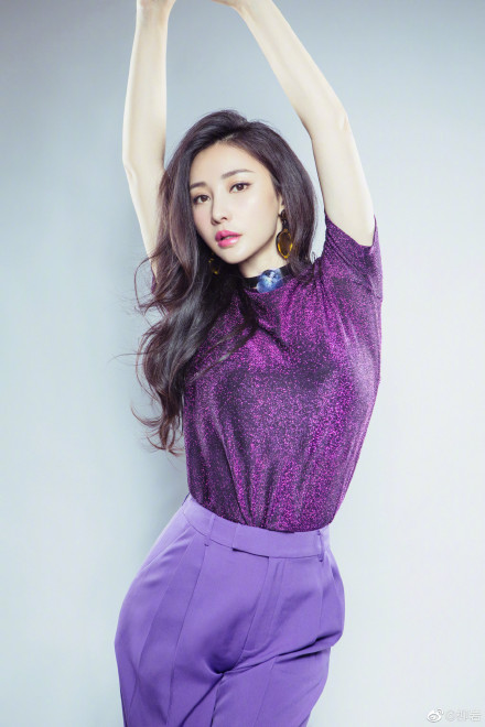 柳岩穿紫色套装尽显完美身材 曲线妖娆