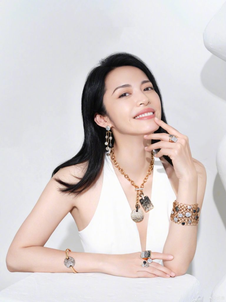 姚晨穿深V裙秀事业线 戴昂贵珠宝气场全开