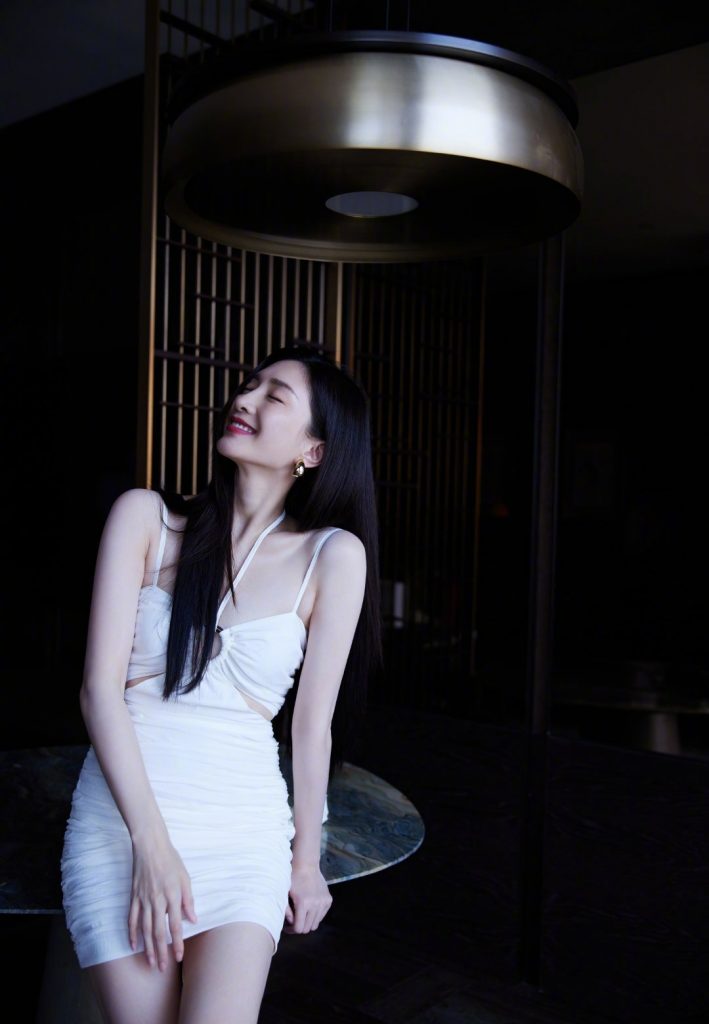 江疏影白色吊带紧身裙写真大秀绝佳身材