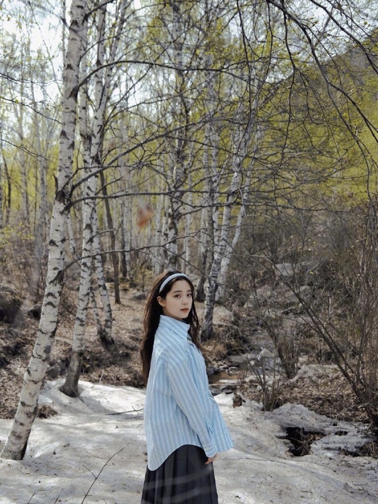 欧阳娜娜晒美照 蓝白衬衫配百褶裙青春元气