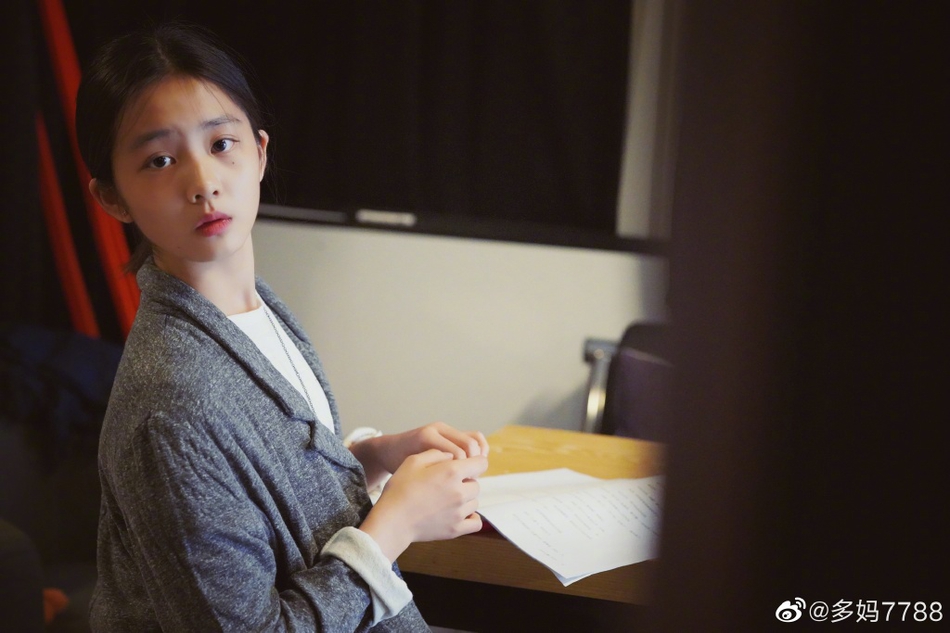 孙莉晒女儿与何炅排练照 多多甜笑气质脱俗