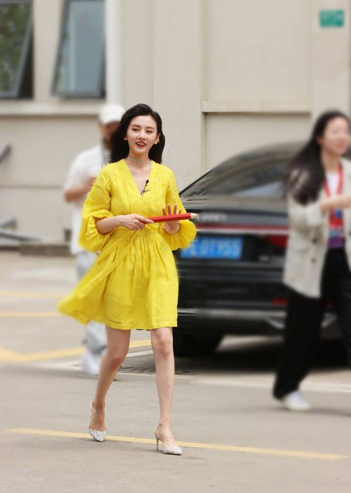 宋祖儿现身综艺 穿一袭黄裙明艳动人