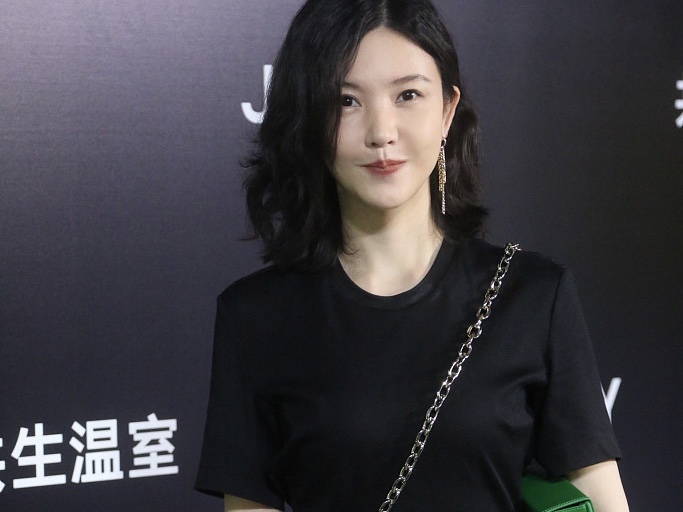 认不出！杨子姗着黑色套装 脸变化大