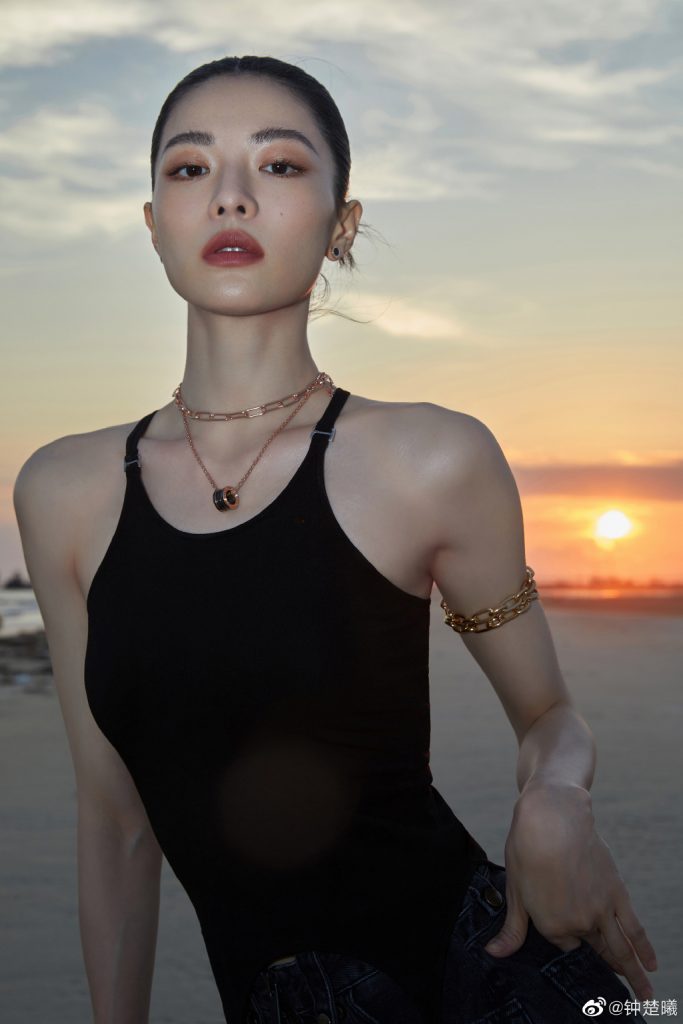 钟楚曦晒海边美照 身材健美肌肉线条明显