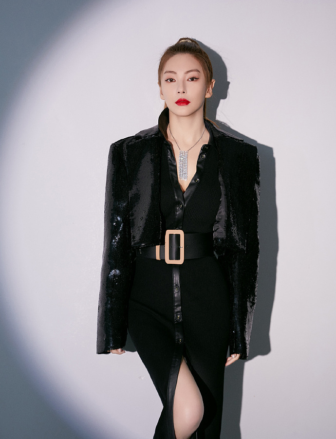 张雨绮穿束腰黑裙秀曲线 烈焰红唇美艳酷飒
