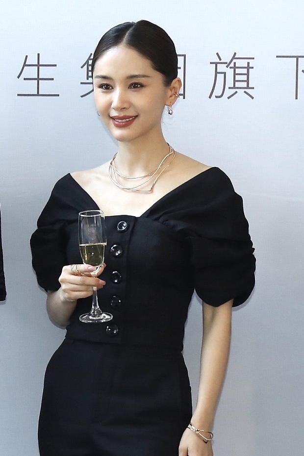 王子文被爱情滋润光彩照人 露锁骨优雅干练