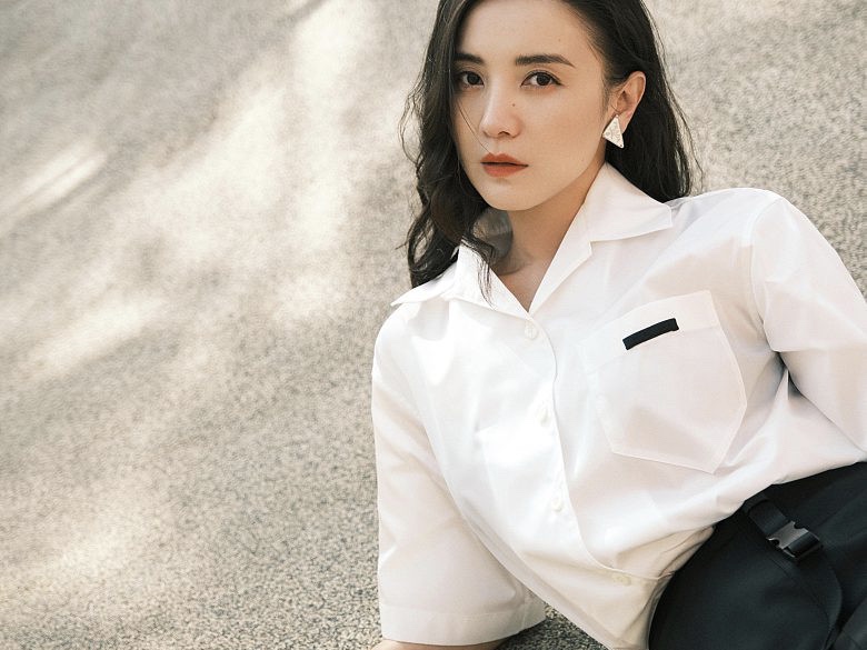 宋佳穿白衫黑裙率性躺地 细长美腿吸睛