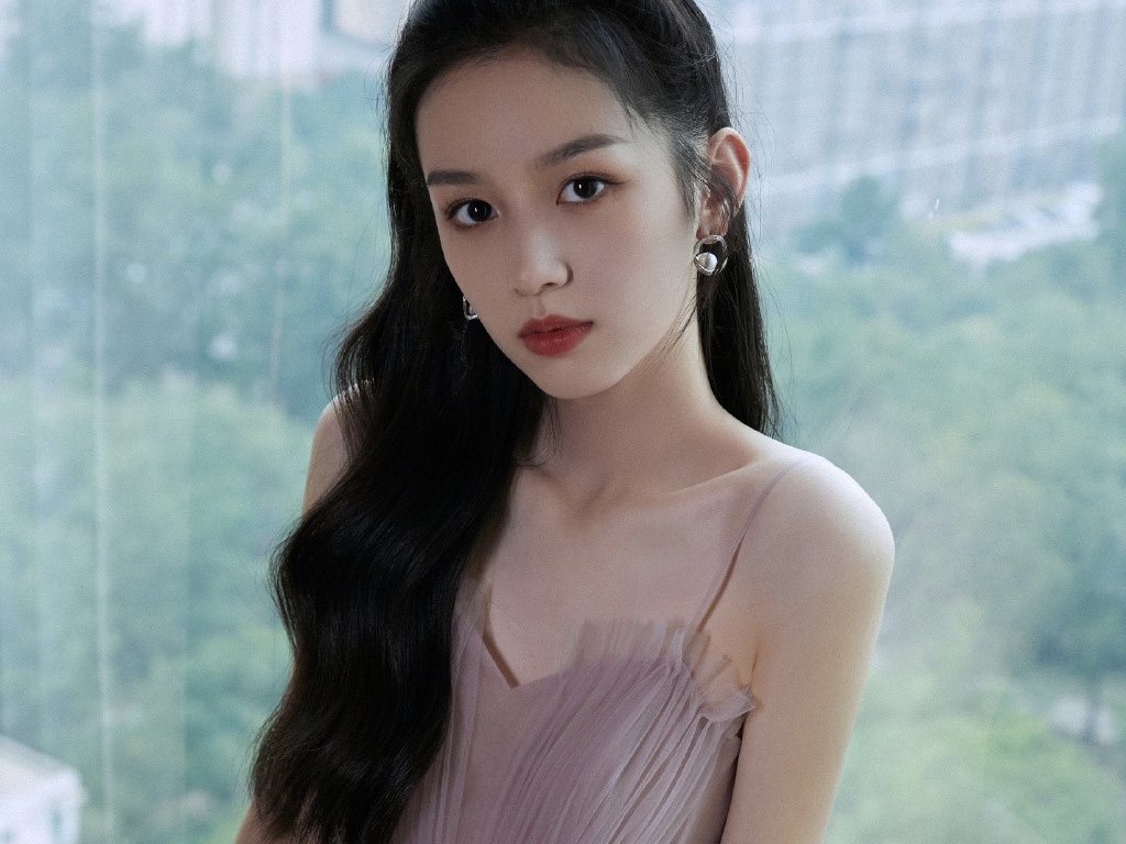 周也扎高马尾穿蝴蝶结抹胸裙清丽可人