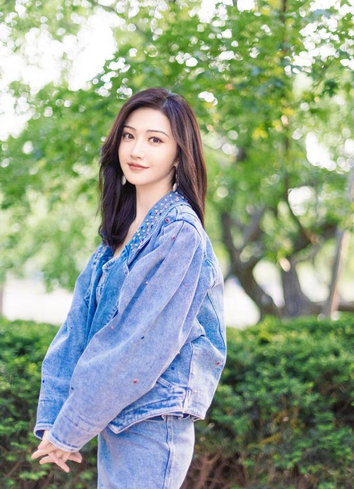 景甜披长发优雅又温柔 牛仔套装清新活力