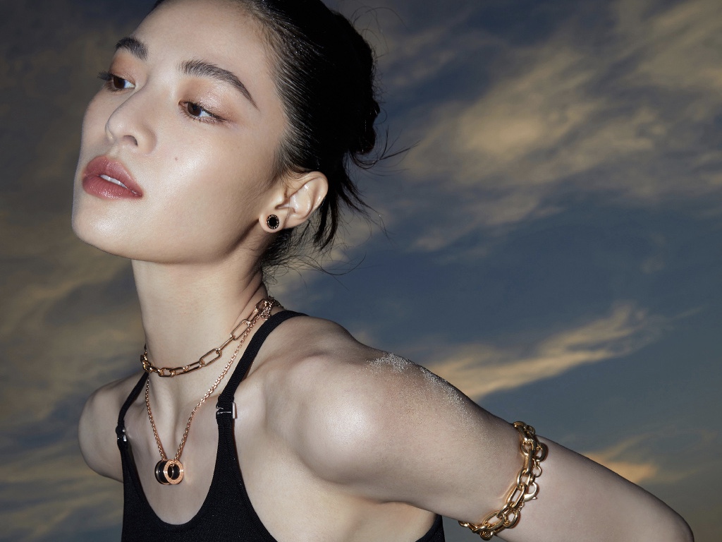 钟楚曦晒海边美照 身材健美肌肉线条明显