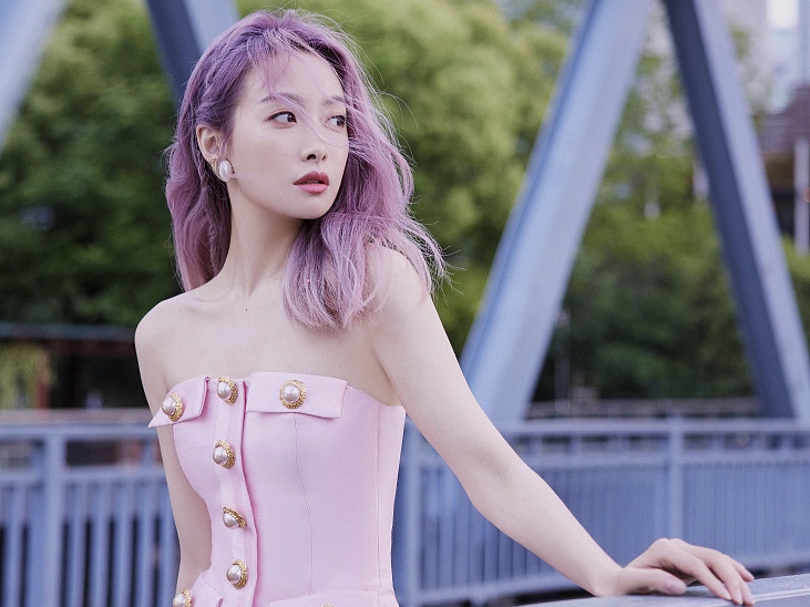 宋茜紫粉发色优雅梦幻 搭配珍珠裙超少女
