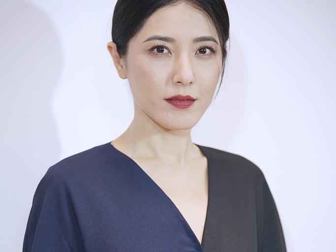 曾黎低马尾造型亮相 穿藏蓝色长裙悠然大气