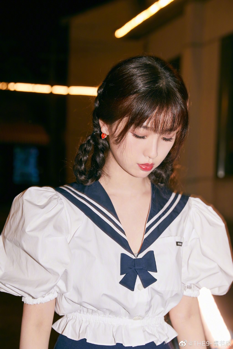 虞书欣穿水手服 梳双马尾麻花辫甜笑可爱