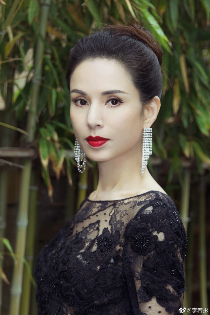 姑姑依旧美！李若彤晒美照 穿黑裙涂红唇