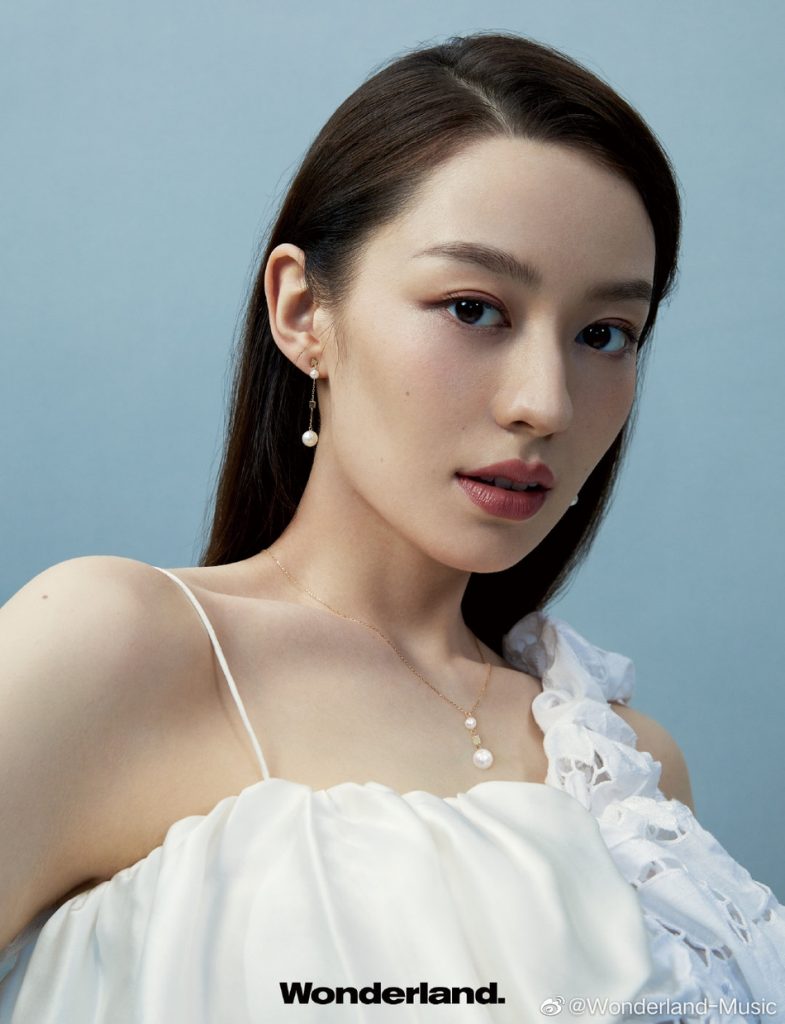 吉娜拍大片露锁骨 产后快速恢复好身材