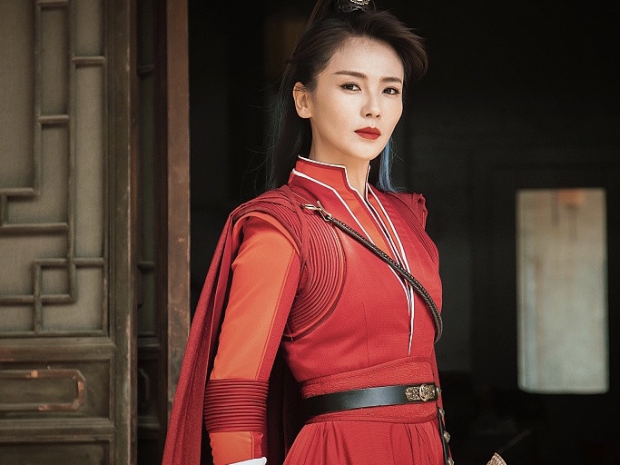 刘涛红衣蓝发化身江湖女侠 眉眼间尽显英气